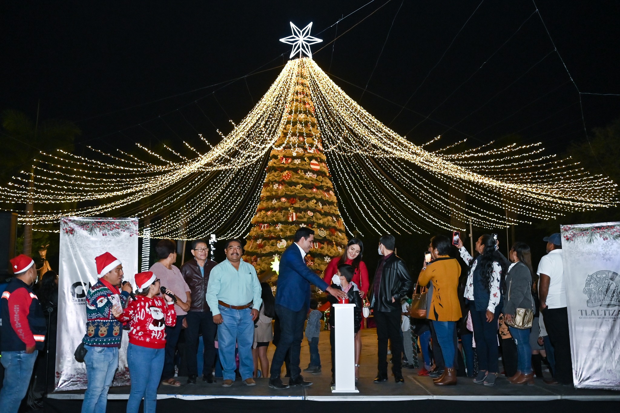 ENCENDIDO DEL MONUMENTAL ARBOL DE NAVIDAD EN TLALTIZAPÁN